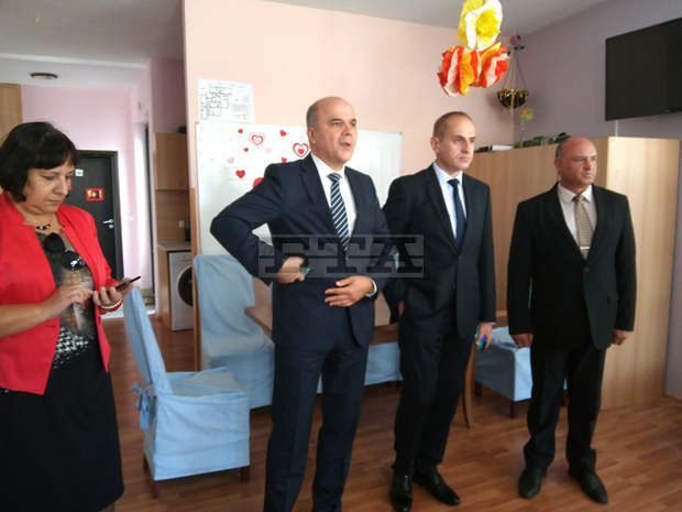 Надявам се, че направеното до момента ще бъде оценено и протестът на майките на деца с увреждания ще стихне, каза в Кюстендил министър Петков Надявам се, че направеното до момента ще бъде оценено и протестът на майките на деца с увреждания ще стихне, каза в Кюстендил министър Петков