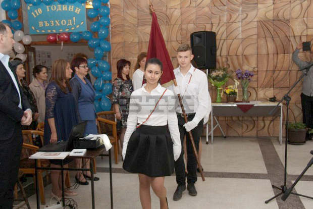 В Банско отбелязаха 110 години от създаването на гимназията по туризъм "Алеко Константинов" В Банско отбелязаха 110 години от създаването на гимназията по туризъм "Алеко Константинов"