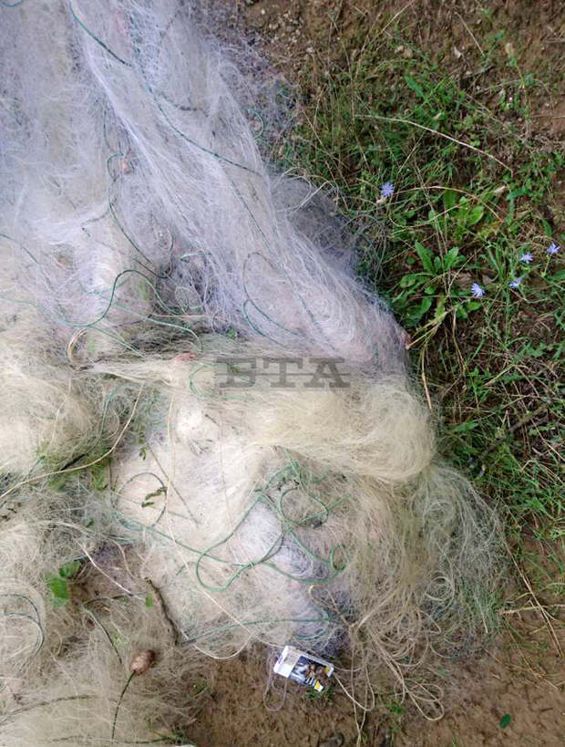 При нощна акция в язовир "Огоста"  са иззети мрежи на бракониер, той е избягал с лодка