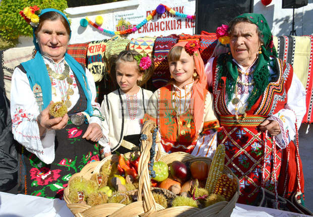 Празникът на кестена събра в Брежани гости от цялата страна Празникът на кестена събра в Брежани гости от цялата страна