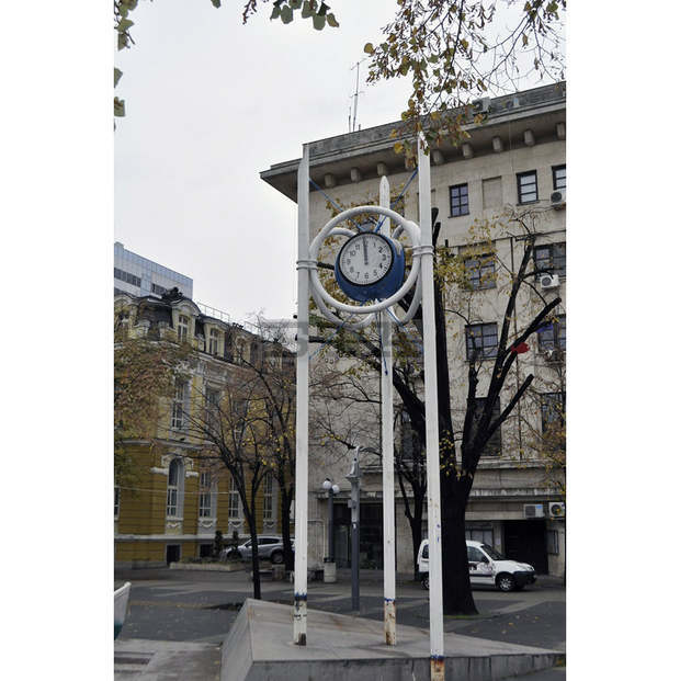 Демонтират часовника в центъра на Бургас Демонтират часовника в центъра на Бургас