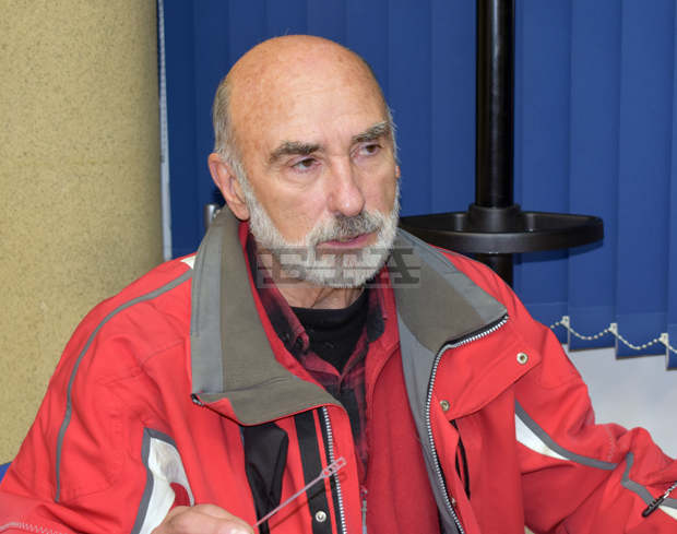 В планината разбираш, че човешката природа е един голям космос и че във всеки живее божията частица на добродетелта, казва художникът-алпинист Иван Мутафов В планината разбираш, че човешката природа е един голям космос и че във всеки живее божията частица на добродетелта, казва художникът-алпинист Иван Мутафов