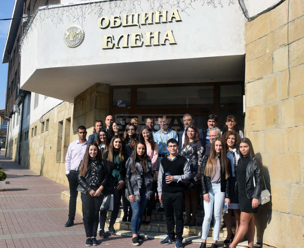 В Елена ученици са поели управлението на общината и са поставили искания В Елена ученици са поели управлението на общината и са поставили искания