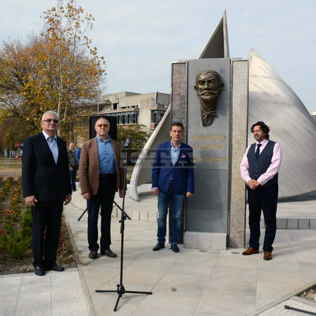 В Деня на народните будители в Пазарджик беше открит паметник  на Захари Стоянов
