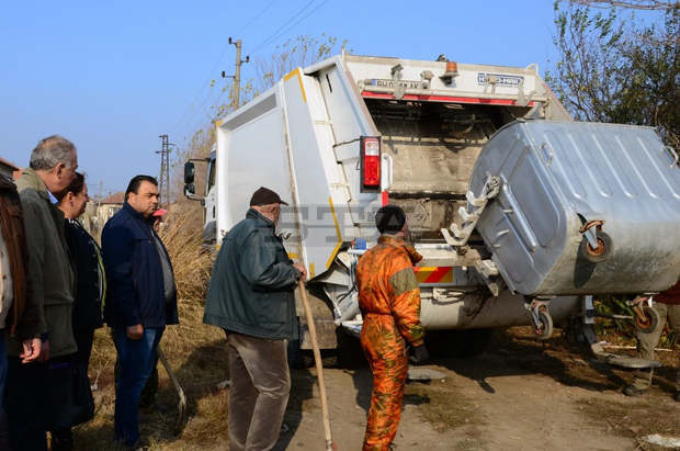 Демонстрационно почистване на замърсени територии с нова сметосъбираща техника извършиха във видинското село Капитановци Демонстрационно почистване на замърсени територии с нова сметосъбираща техника извършиха във видинското село Капитановци