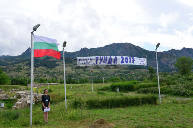 На крепостта "Туида" край Сливен бе открит младежки лагер На крепостта "Туида" край Сливен бе открит младежки лагер