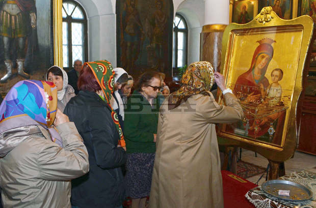 В храма "Свети Георги" в Добрич бе посрещната чудотворна икона В храма "Свети Георги" в Добрич бе посрещната чудотворна икона