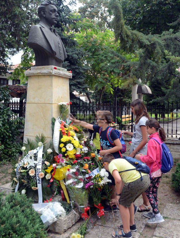 С поклон пред паметника на Апостола Добрич отбеляза 180-годишнината от рождението на революционера