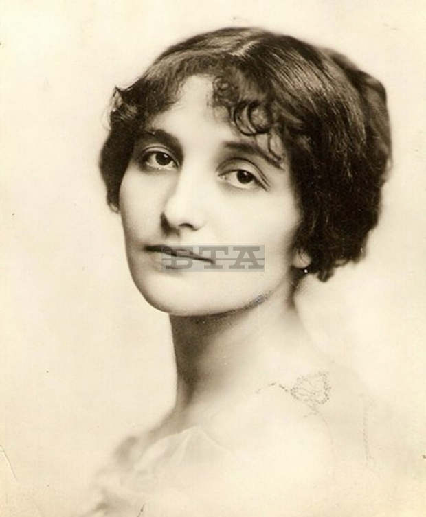 Фотодокументална изложба "В света на Дора Габе" гостува в Ловеч Фотодокументална изложба "В света на Дора Габе" гостува в Ловеч