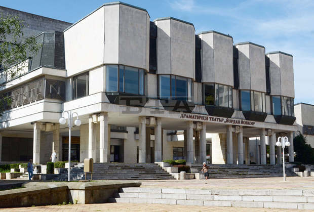 Драматичният театър "Йордан Йовков" получи наградата "Добрич" за Деня на народните будители