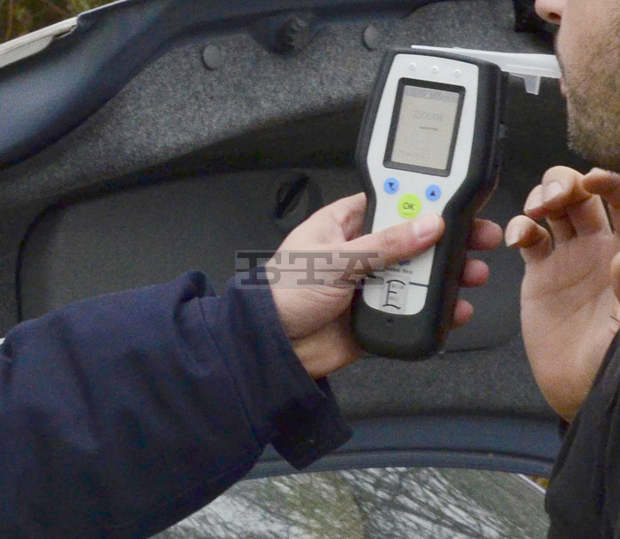 Служители на полицията в Ловеч са задържали шофьор с над 2,5 промила алкохол Служители на полицията в Ловеч са задържали шофьор с над 2,5 промила алкохол
