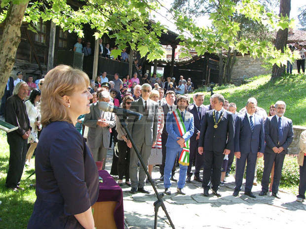 Във възрожденска Елена празнуваха и почетоха дарителите