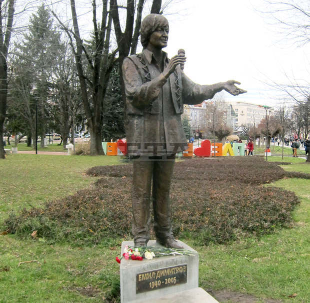 Поклонници на Емил Димитров почитат годишнината от рождението му с цветя пред паметника му в Плевен