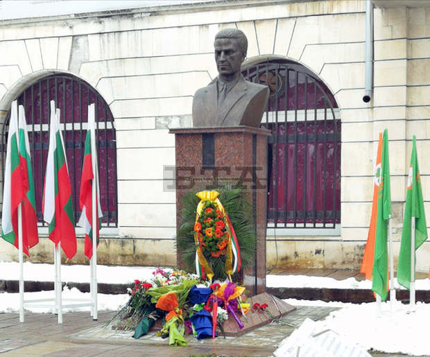 Паметник на земеделския деец Евтим Арсов бе открит в Перник Паметник на земеделския деец Евтим Арсов бе открит в Перник