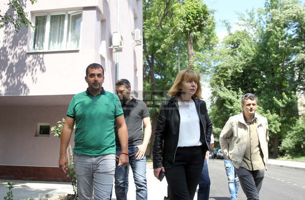 Кметът на София Йорданка Фандъкова ще поиска да се увеличи броят на екипите, които работят по ремонтите на вътрешноквартални улици Кметът на София Йорданка Фандъкова ще поиска да се увеличи броят на екипите, които работят по ремонтите на вътрешноквартални улици