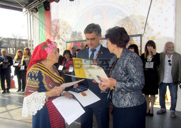 Народната певица Павлина Горчева подари песен на Перник Народната певица Павлина Горчева подари песен на Перник