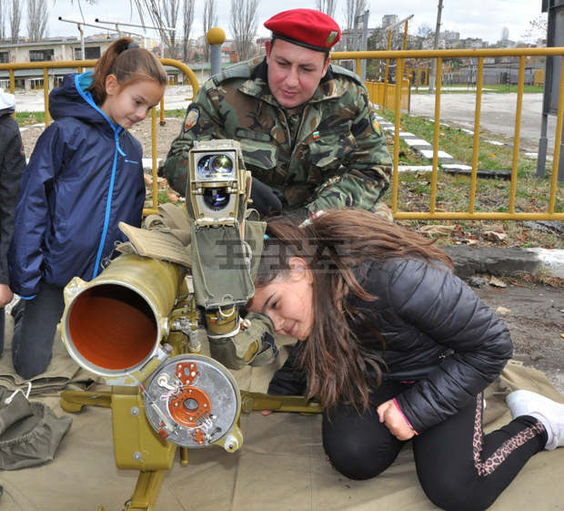 Хасковското военно поделение 52 740 показа техниката и въоръжението си Хасковското военно поделение 52 740 показа техниката и въоръжението си