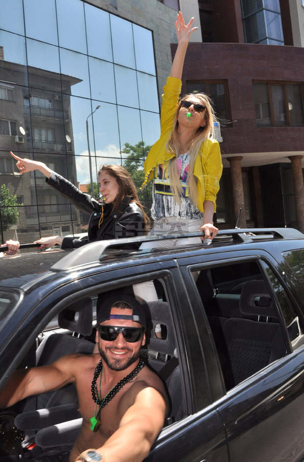 Над 20 автомобила с абитуриенти са санкционирани за нарушения по време на движение в Хасково Над 20 автомобила с абитуриенти са санкционирани за нарушения по време на движение в Хасково