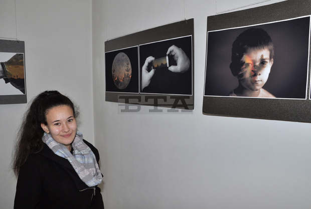 Ученичка от Хасково показва фотографиите си "Паралелен свят" Ученичка от Хасково показва фотографиите си "Паралелен свят"
