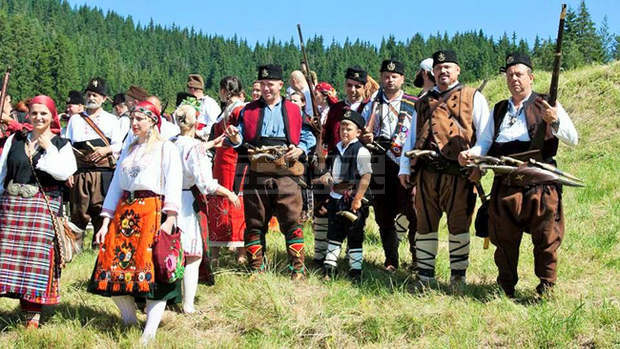 В Хисаря започна фолклорният събор "Хайдут Генчо" В Хисаря започна фолклорният събор "Хайдут Генчо"