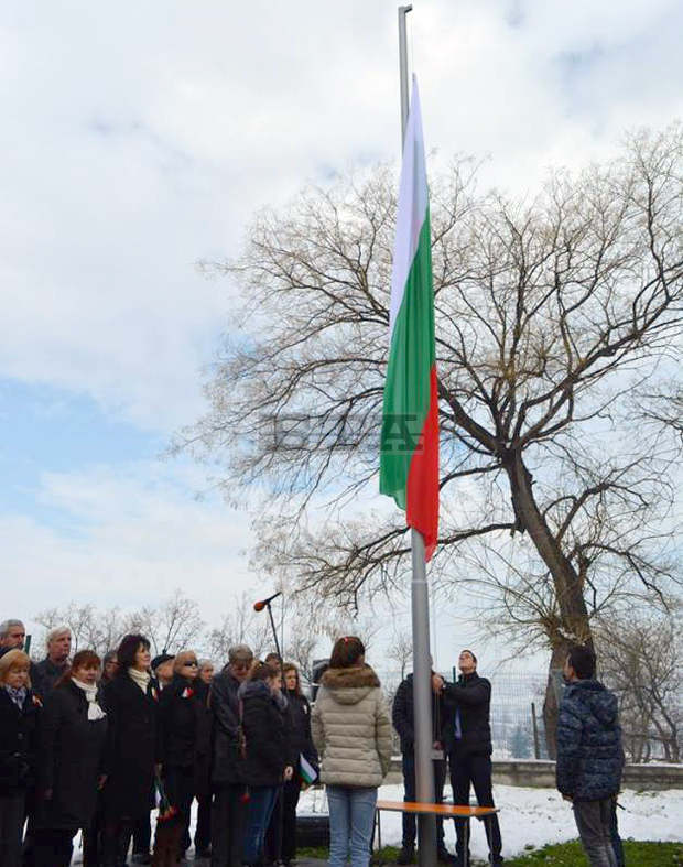 В Харманли за Трети март бе издигнат 5-метров трибагреник