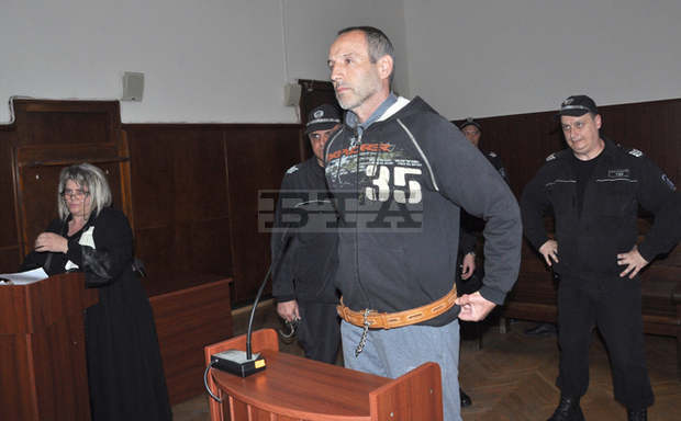 Обвинен в двойно убийство бе задържан под стража от съда в Хасково Обвинен в двойно убийство бе задържан под стража от съда в Хасково