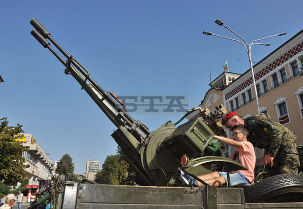 Демонстрираха военна техника за 110-годишнината от обявяването на Независимостта в Хасково Демонстрираха военна техника за 110-годишнината от обявяването на Независимостта в Хасково