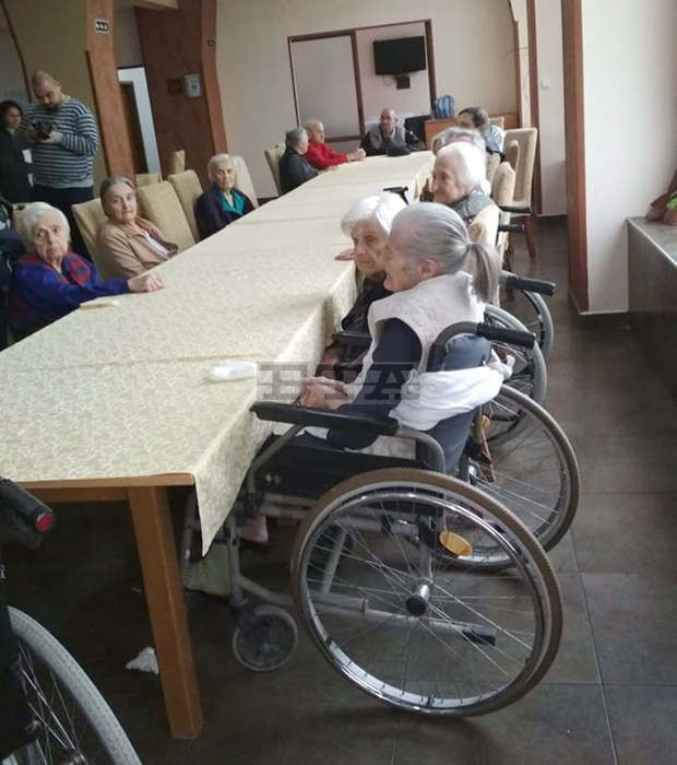 На Бабинден самодейци гостуваха на бабата на първото за годината бебе на Търговище