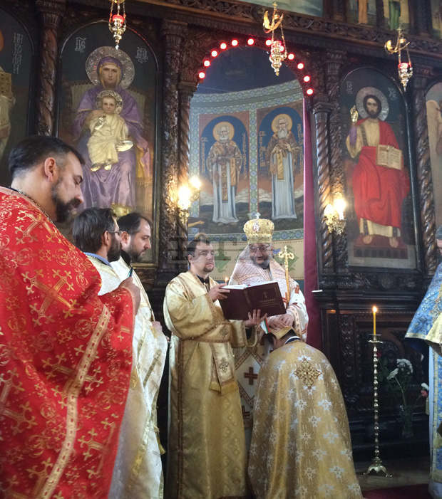 Владика, посланик и областен управител участваха в тържественото богослужение на Никулден в новия катедрален храм на Стара Загора Владика, посланик и областен управител участваха в тържественото богослужение на Никулден в новия катедрален храм на Стара Загора