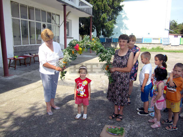 Деца от община Левски се запознаха с традициите за Еньовден Деца от община Левски се запознаха с традициите за Еньовден
