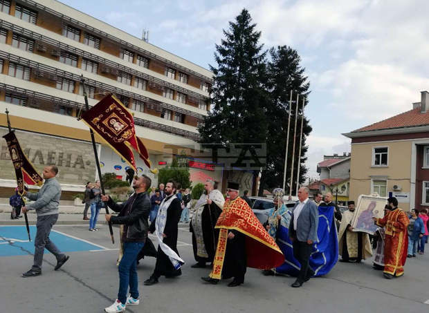 Чудотворна икона на Богородица пристигна в Свиленград Чудотворна икона на Богородица пристигна в Свиленград