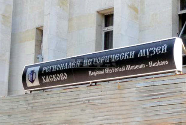 Преди близо век хумористи в Хасково съветвали кръчмарите да не разреждат виното, защото се въдели бацили Преди близо век хумористи в Хасково съветвали кръчмарите да не разреждат виното, защото се въдели бацили