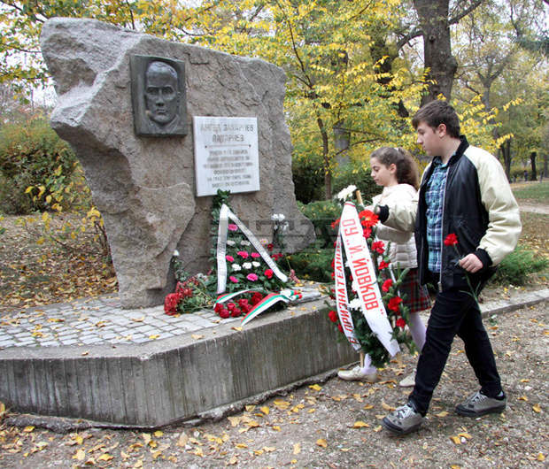 Каварна се покланя пред мемориала на учител, увлякъл деца и възрастни в изграждането на градския парк