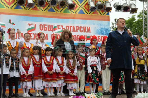 Съборът "С България в сърцето" събра в Каварна фолклористи и от българските общности в чужбина Съборът "С България в сърцето" събра в Каварна фолклористи и от българските общности в чужбина