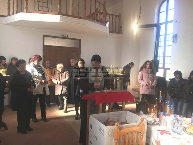 В най-стария храм в Балчик и в новопостроен край Каварна осветиха рибен оброк В най-стария храм в Балчик и в новопостроен край Каварна осветиха рибен оброк