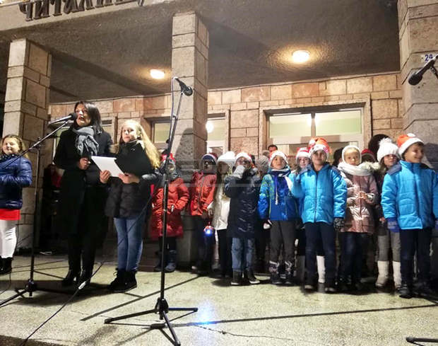 Каварна откри празничния афиш със запалването на светлините на коледната елха Каварна откри празничния афиш със запалването на светлините на коледната елха