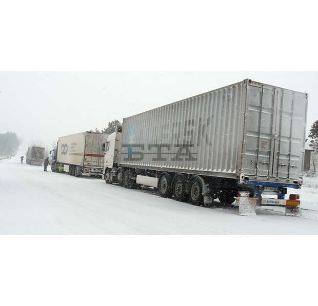 Спряно е движението на товарни камиони към Република Северна Македония през граничния пункт "Деве баир" заради снеговалеж