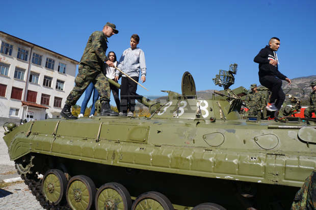 Деца от Карлово и региона посетиха 61-ва Стрямска механизирана бригада