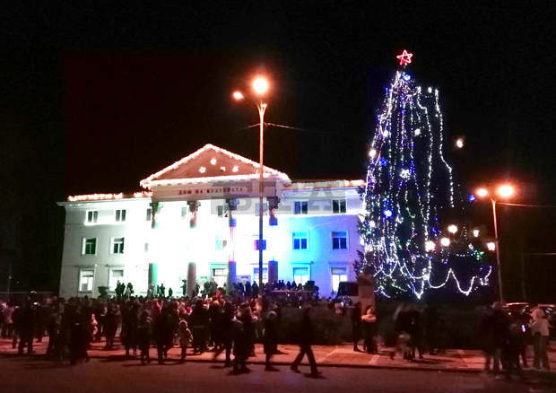 В Кърджали бяха запалени светлините на Коледната елха В Кърджали бяха запалени светлините на Коледната елха