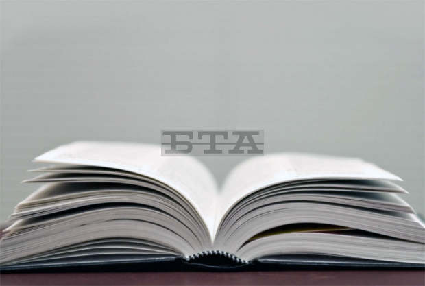 Студентка представя дебютната си поетична книга в Русенския университет Студентка представя дебютната си поетична книга в Русенския университет