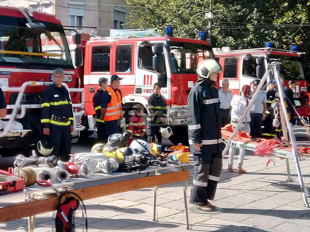 Парад на пожарната техника се състоя в Кюстендил по повод професионалния празник на Дирекция "Пожарна безобасност и защита на населението"
