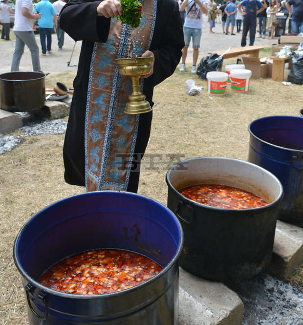 С курбан за здраве в добруджанското село Ловчанци  отбелязват празника на храма "Света Преподобномъченица Параскева"