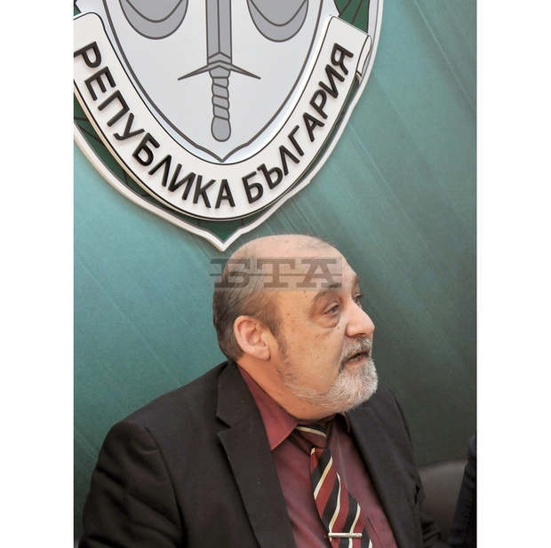 Поръчител на разкопаването на дюните на къмпинг "Смокиня" е 46-годишния Иван Нончев, пуснат е под парична гаранция