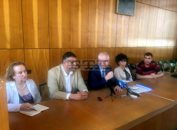 Падат запорите на болницата в Ловеч и медиците ще си получат заплатите, заяви министър Петров