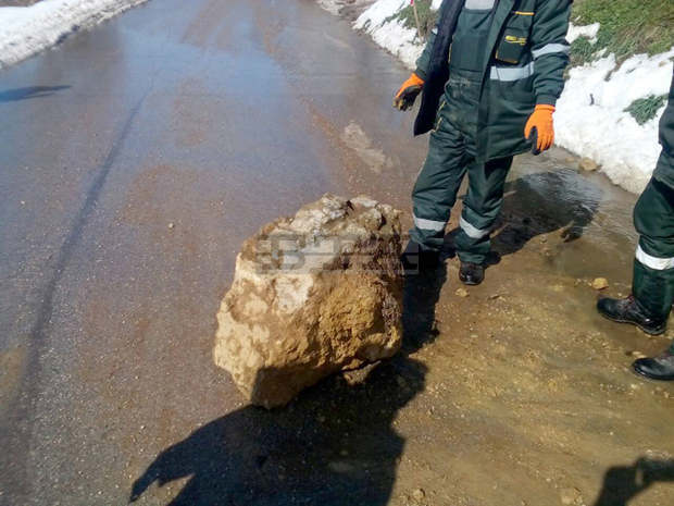 Срутване на скална маса затвори временно участък от път в община Ловеч Срутване на скална маса затвори временно участък от път в община Ловеч