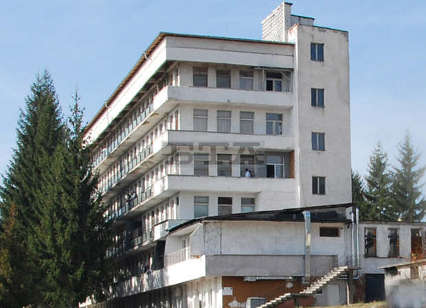 Запълнени за леглата за лечение на пациенти с COVID-19 в болницата в Разлог, подобна е ситуацията и в Гоце Делчев