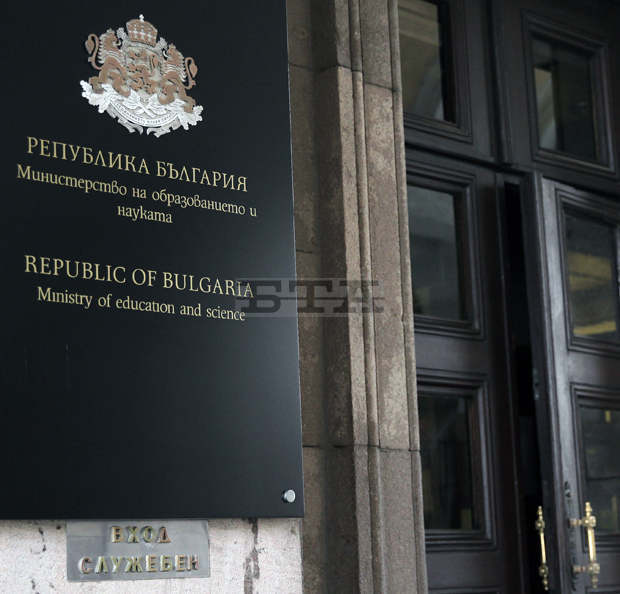 В 41 училища в страната днес нямаше учебни занятия заради влошената пътна обстановка В 41 училища в страната днес нямаше учебни занятия заради влошената пътна обстановка
