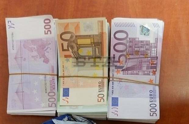 Митнически служители на пункта в Малко Търново иззеха недекларирана валута за близо 60 хиляди лева