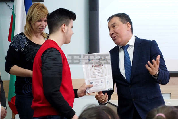 Константин Казаков от СУ "Любен Каравелов" - Несебър, е победителят в конкурса за есе за Българското европредседателство Константин Казаков от СУ "Любен Каравелов" - Несебър, е победителят в конкурса за есе за Българското европредседателство