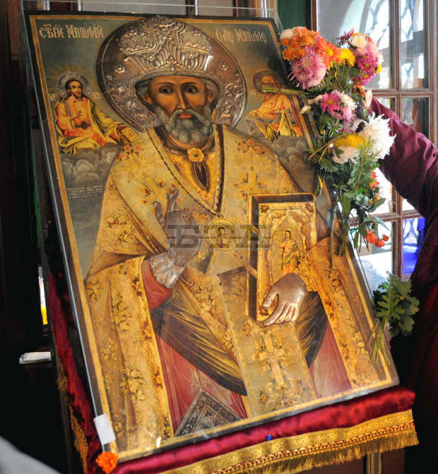 Православната църква почита паметта на Свети Николай Мирликийски Чудотворец, покровителна моряците, рибарите и банкерите Православната църква почита паметта на Свети Николай Мирликийски Чудотворец, покровителна моряците, рибарите и банкерите